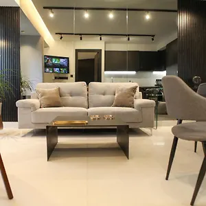 דירה Raam Luxury, לרנקה