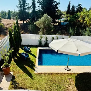 וילה The Blue House, לרנקה